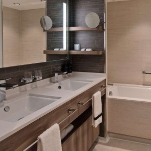 ma_bathroom-expedition-suite-ms-roald-amundsen-